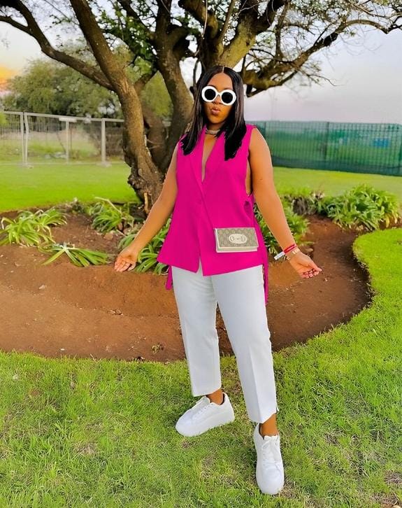 Sleeveless woman's coat