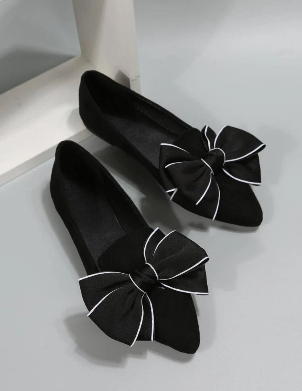 Suede bow pointy loafers