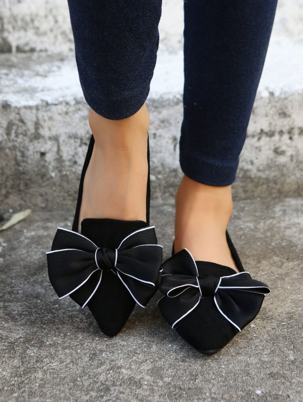 Suede bow pointy loafers