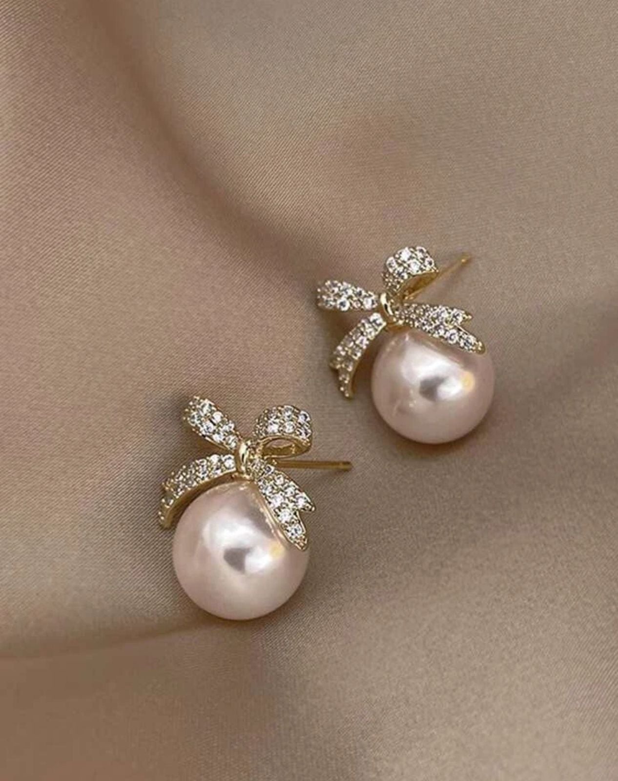 Rhinestone Bow & Faux Pearl Design Stud Earrings