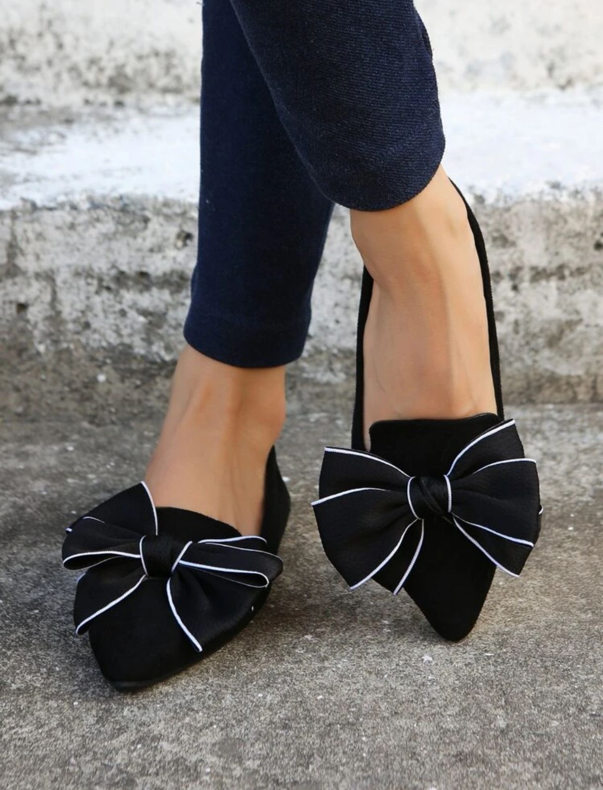 Suede bow pointy loafers